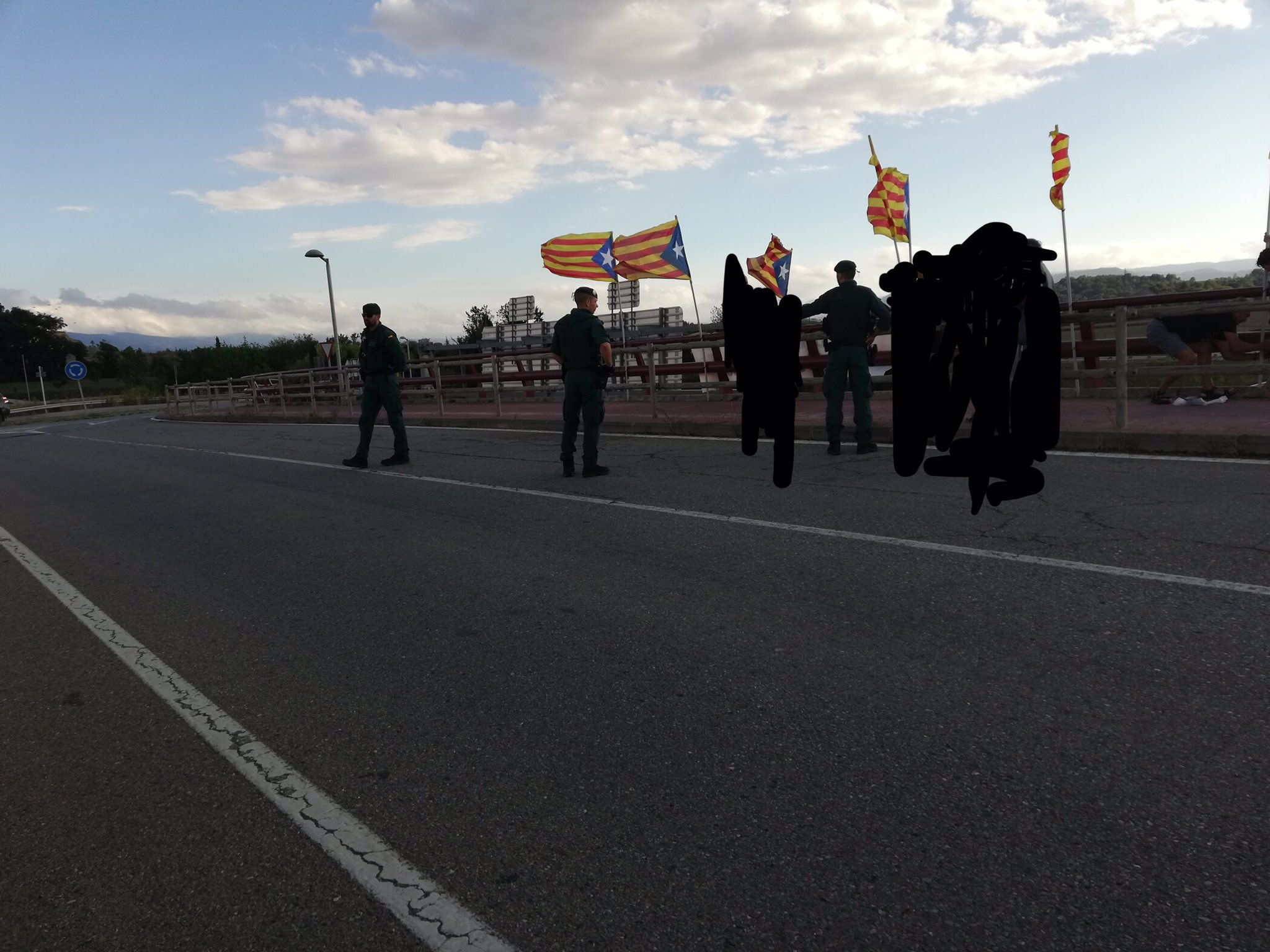 La Guardia Civil irrumpe en un puente con manifestantes con esteladas