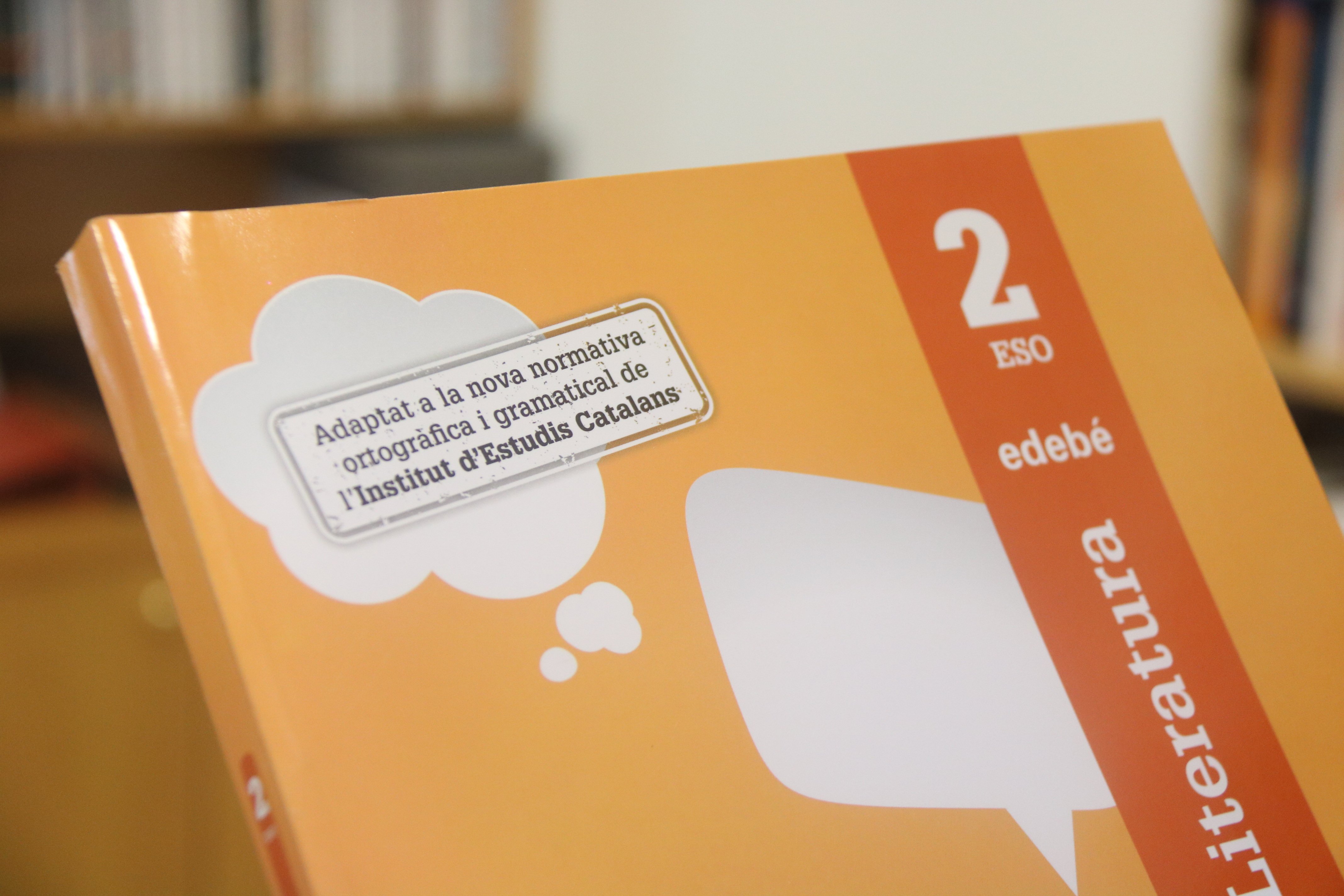 Els llibres de text de català s'adapten a la nova normativa de l'IEC