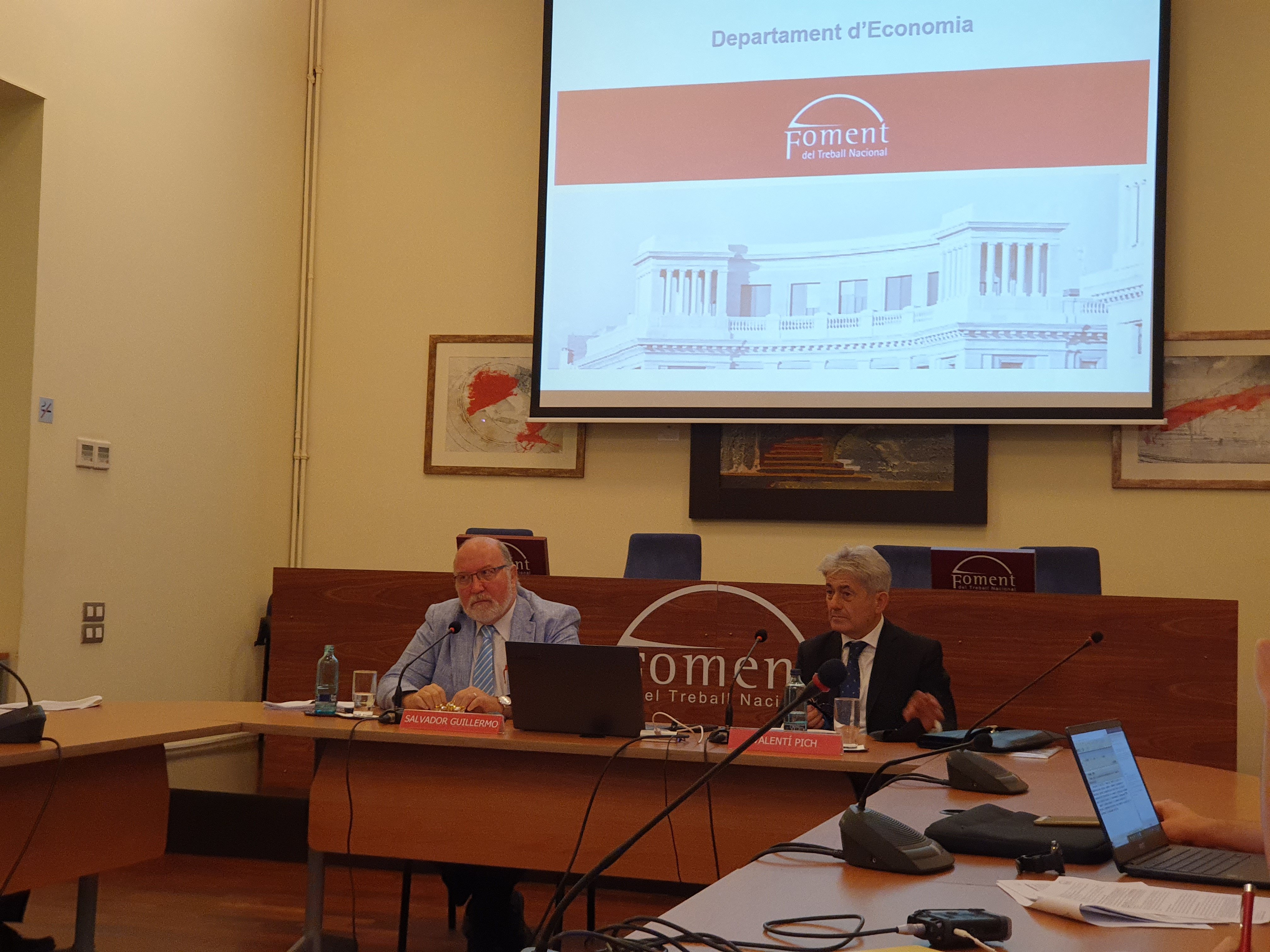 Foment culpa la política de la desaceleración económica