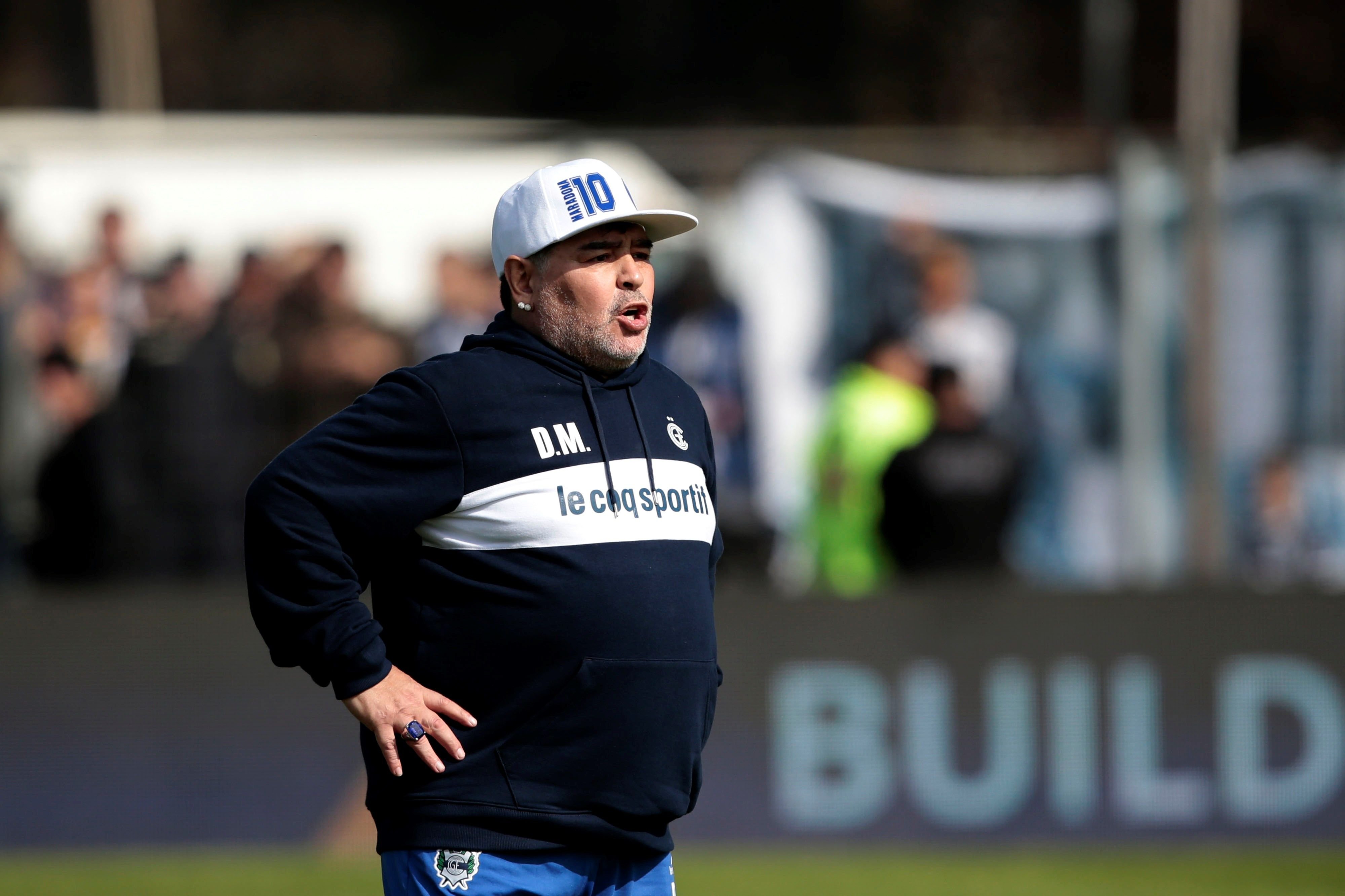 Maradona no es presenta al primer entrenament del seu nou equip