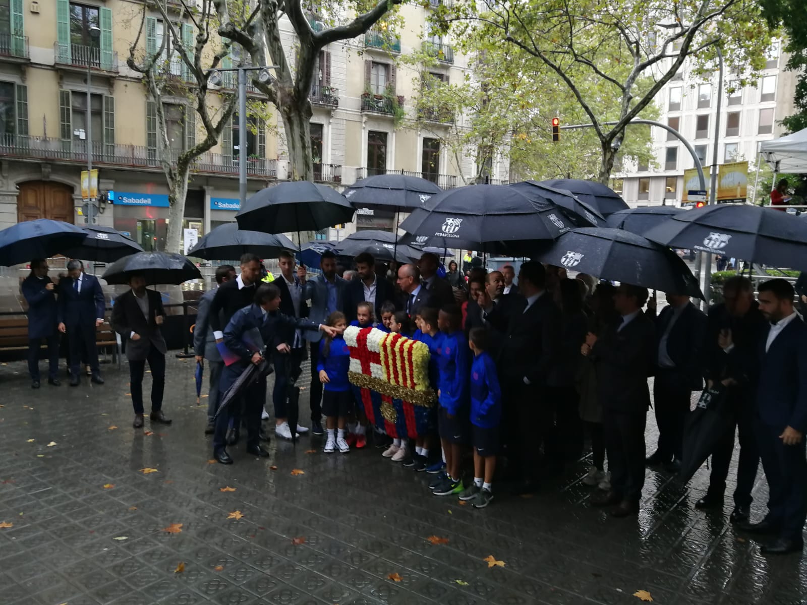 Piqué encabeza la delegación del Barça en la ofrenda floral a Rafael Casanova