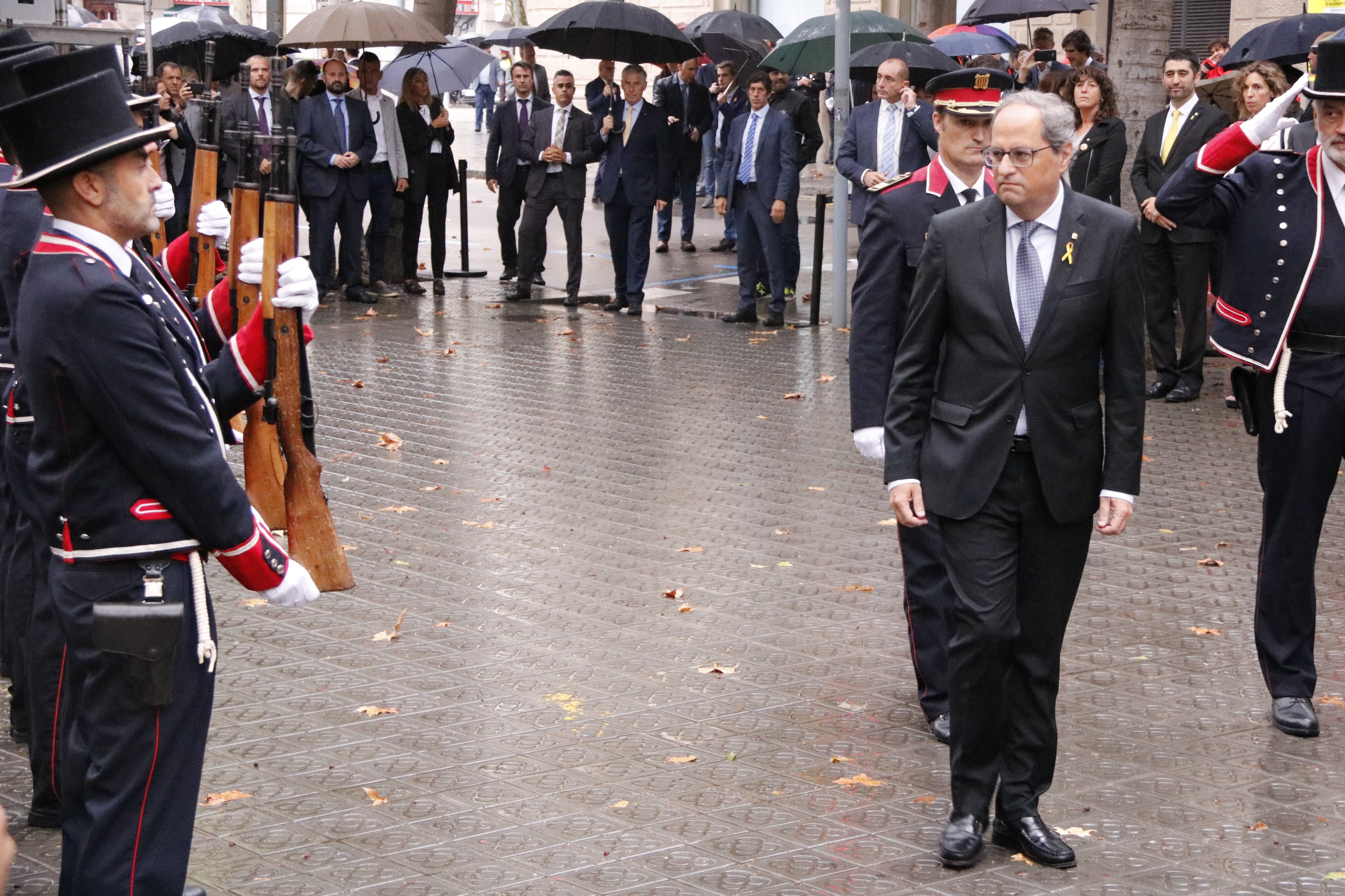 Flores, lluvia, show de Bou y marcha real: así ha sido la ofrenda a Casanova