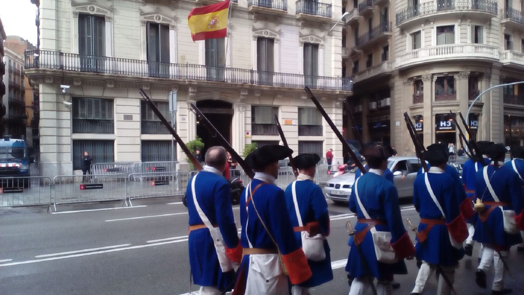Coronela desfilant davant Jefatura Policia Via Laietana Gustau Nerín