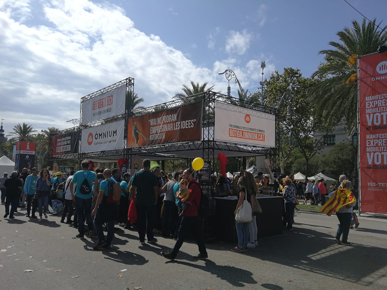 Sale el sol en el Espai Òmnium: ambiente festivo en el paseo Lluís Companys