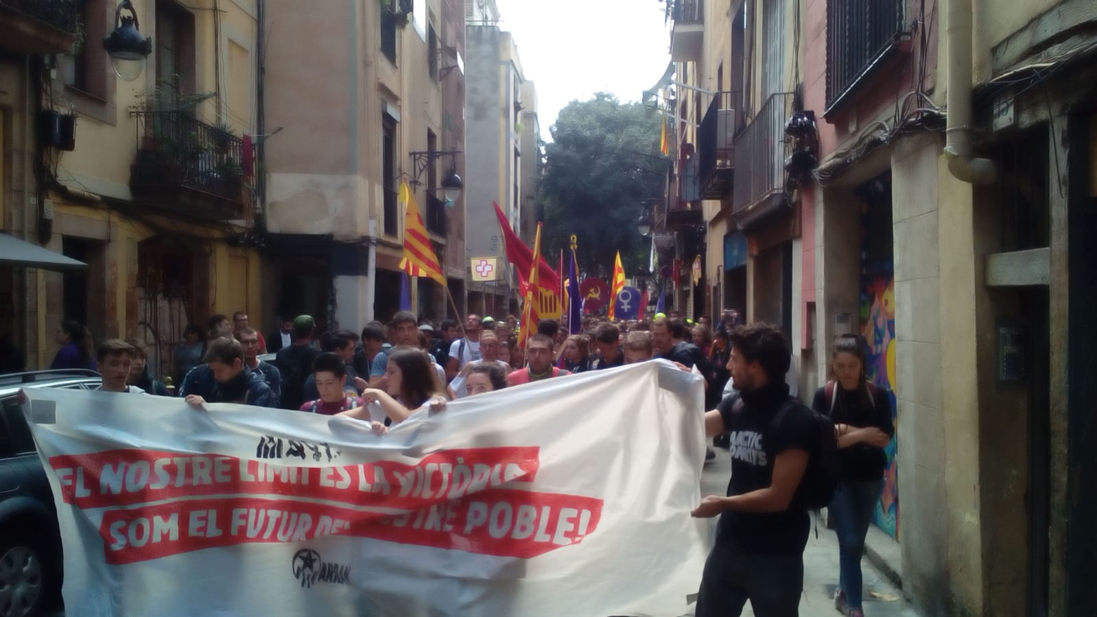 "Ràbia, ràbia, ràbia": Arran es manifesta pel centre de la ciutat