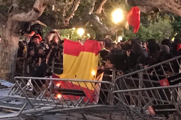 Tensio Parlament Diada 2019 crema bandera espanyola- Gemma Liñán
