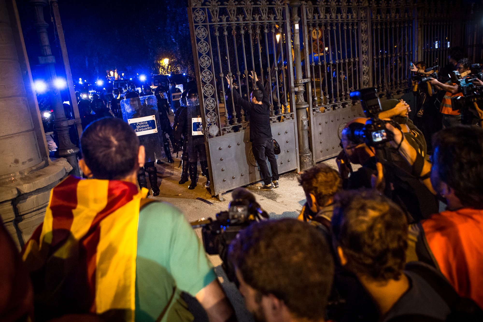 Operación quirúrgica de los Mossos para desalojar a los encapuchados de delante del Parlament