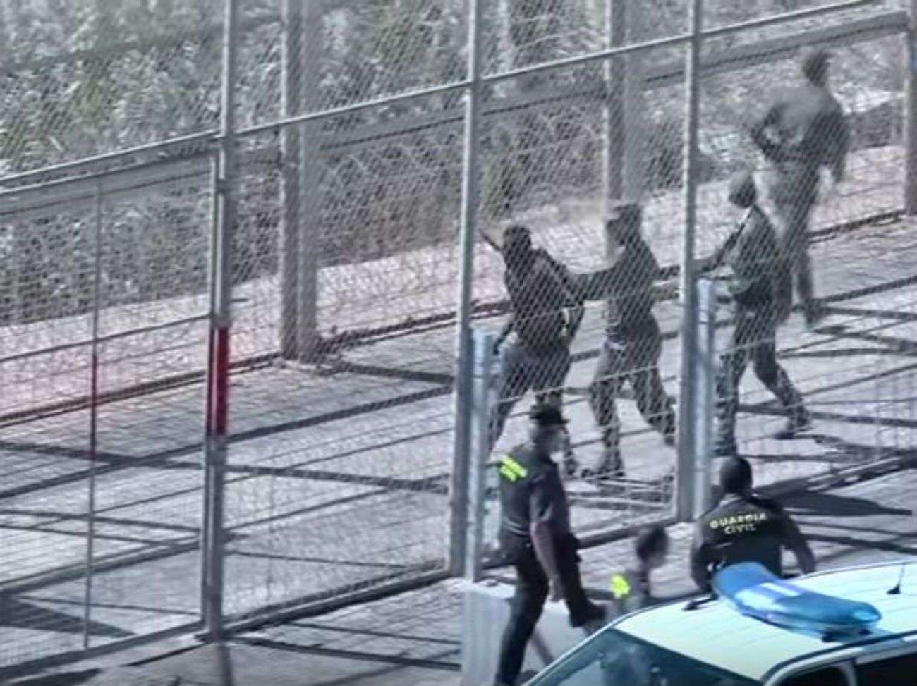 Un centenar de migrantes saltan la valla de Ceuta y hieren a siete guardias civiles