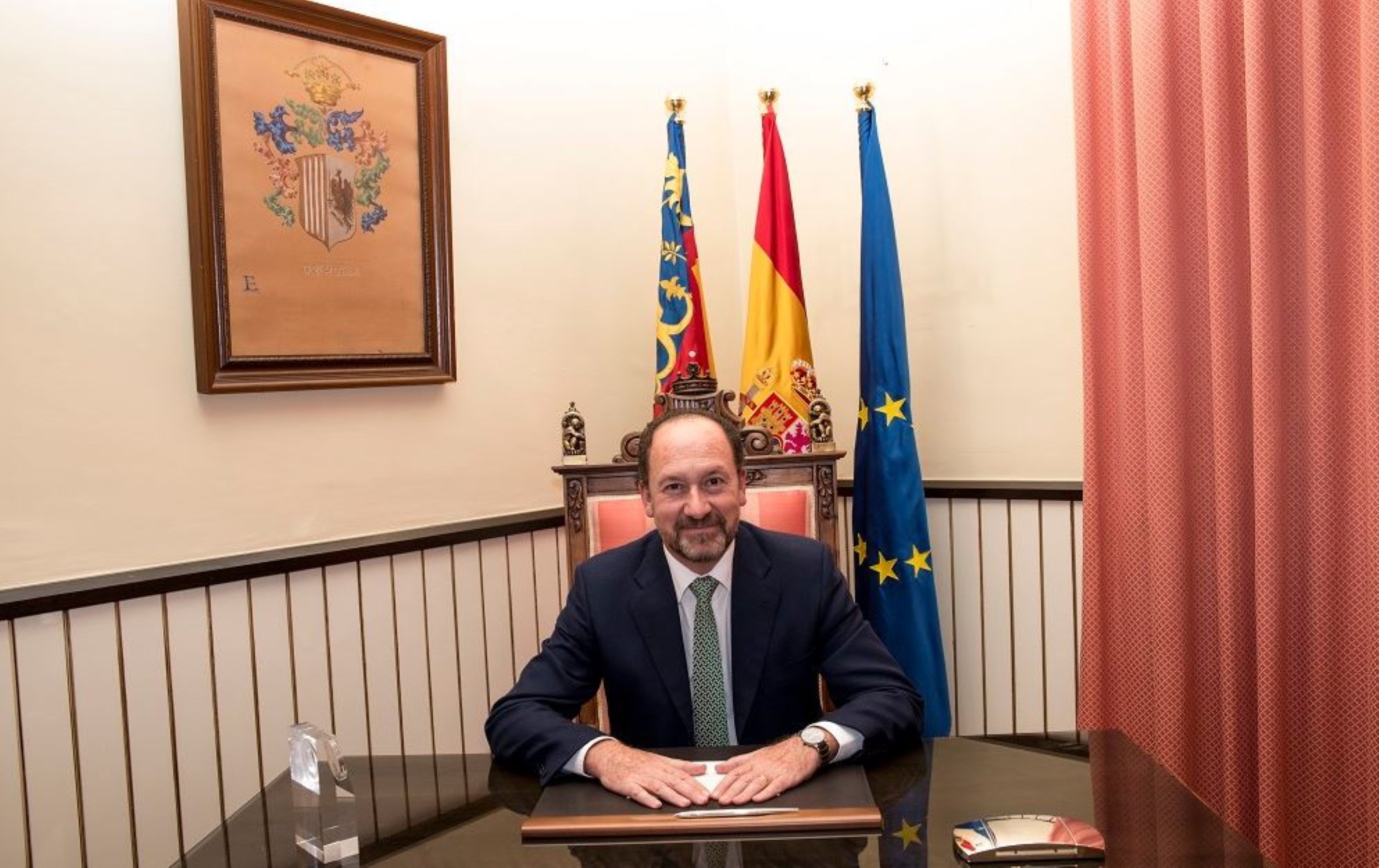 L'alcalde d'Oriola fa parlar en castellà la TV valenciana: la xarxa el pentina
