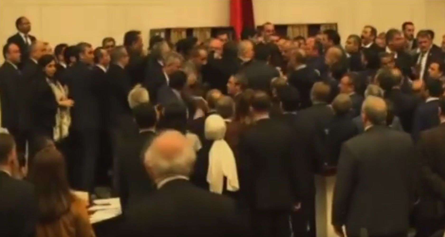 Pelea a puñetazos en el Parlamento turco