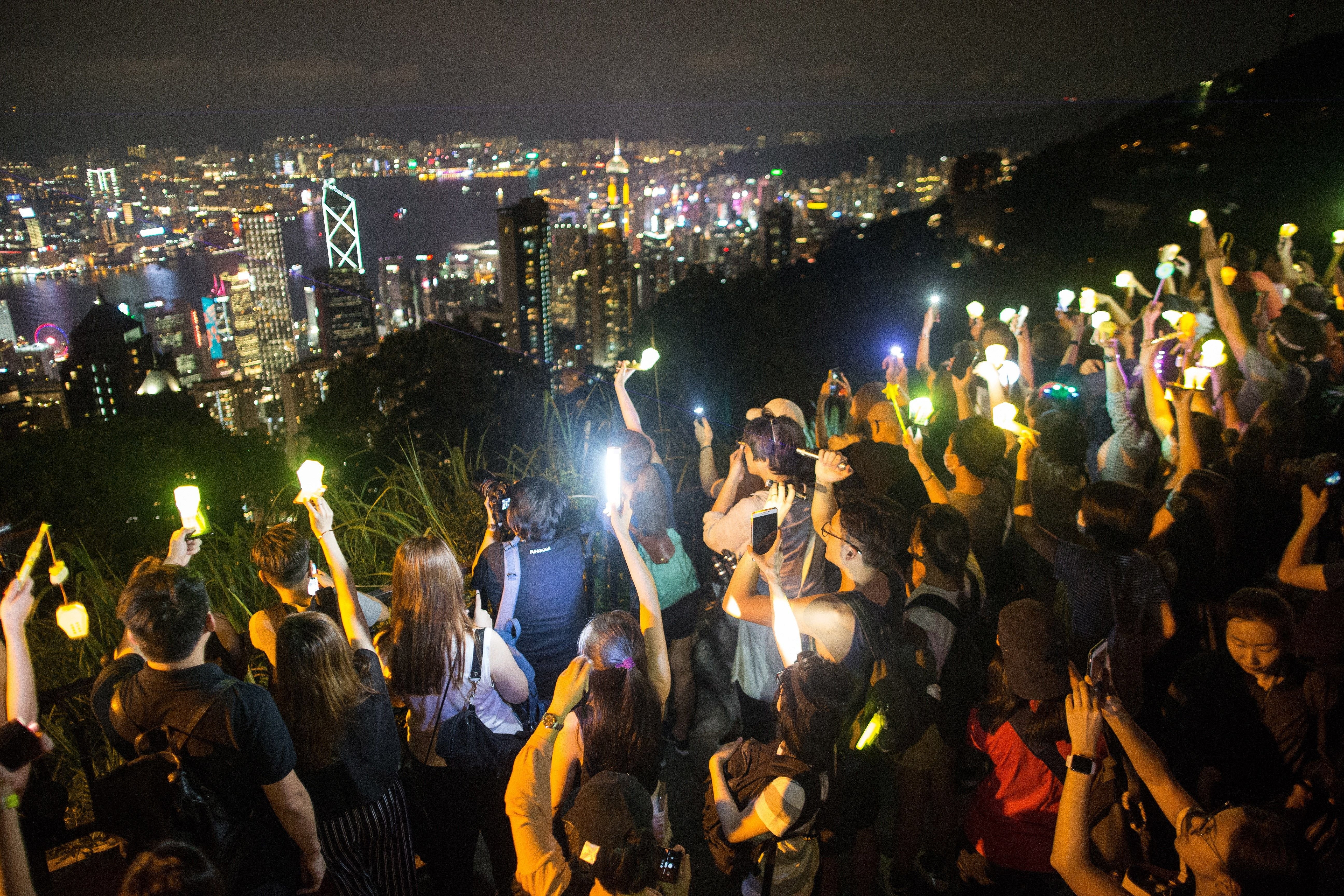 Hong Kong estrena himne en una emotiva posada en escena