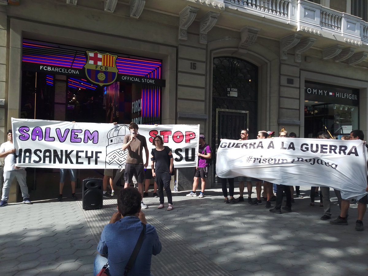 Ocupan una tienda oficial del Barça como protesta por el patrocinio de Beko