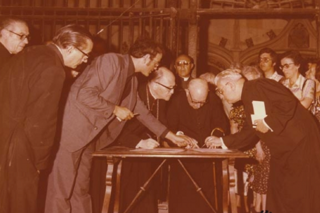 L'arquebisbe Pont i Gol signa la recepció de les despulles de Vidal i Barraquer. Tarragona (1978). Font Ajuntament de Tarragona