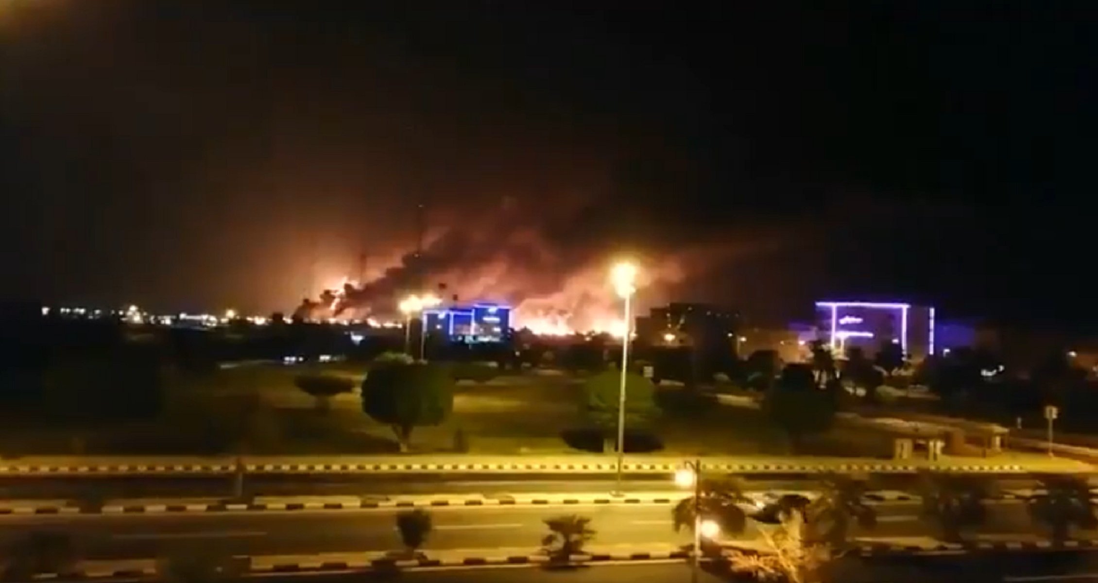 Colosal incendio en la petrolera más grande del mundo en Arabia por un ataque de drones