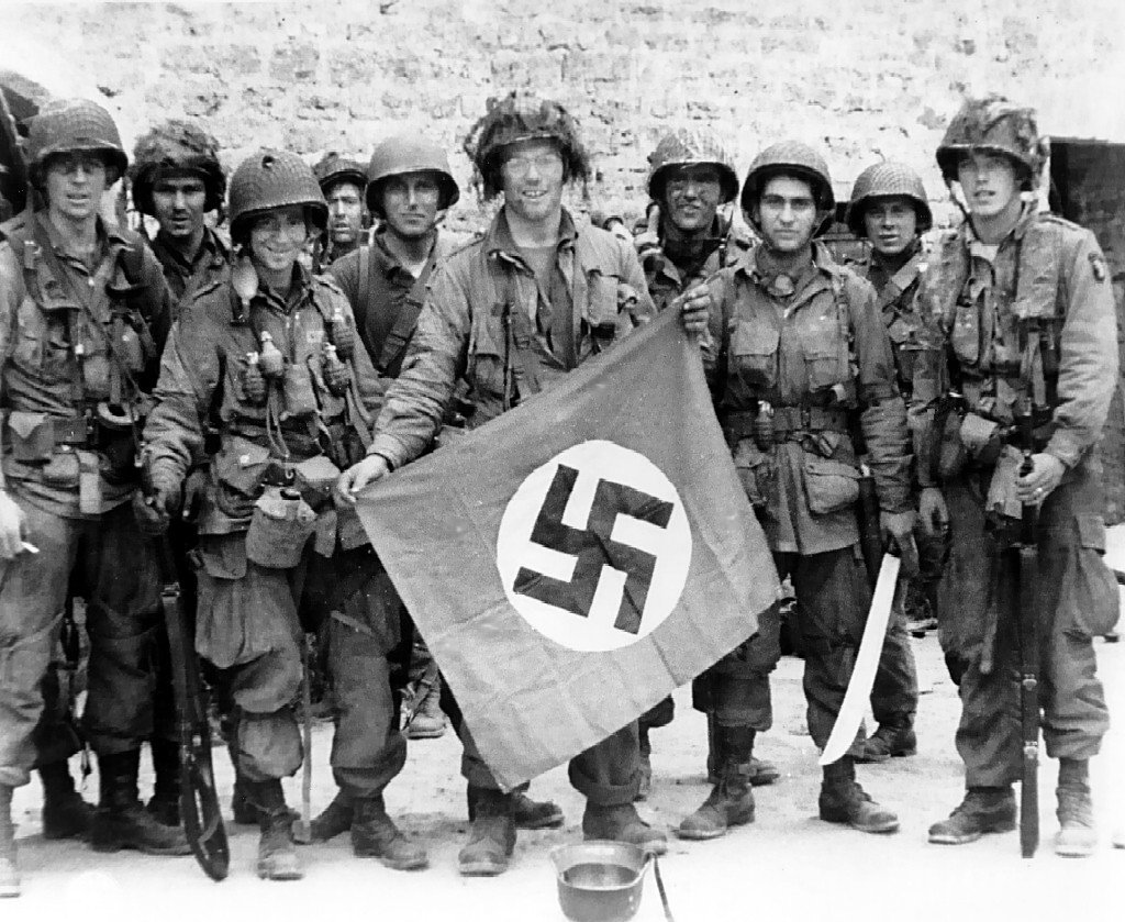 Normandia Paracaigudistes de la 101 divisió nord-americana mostren una bandera nazi caputarada wikipèdia