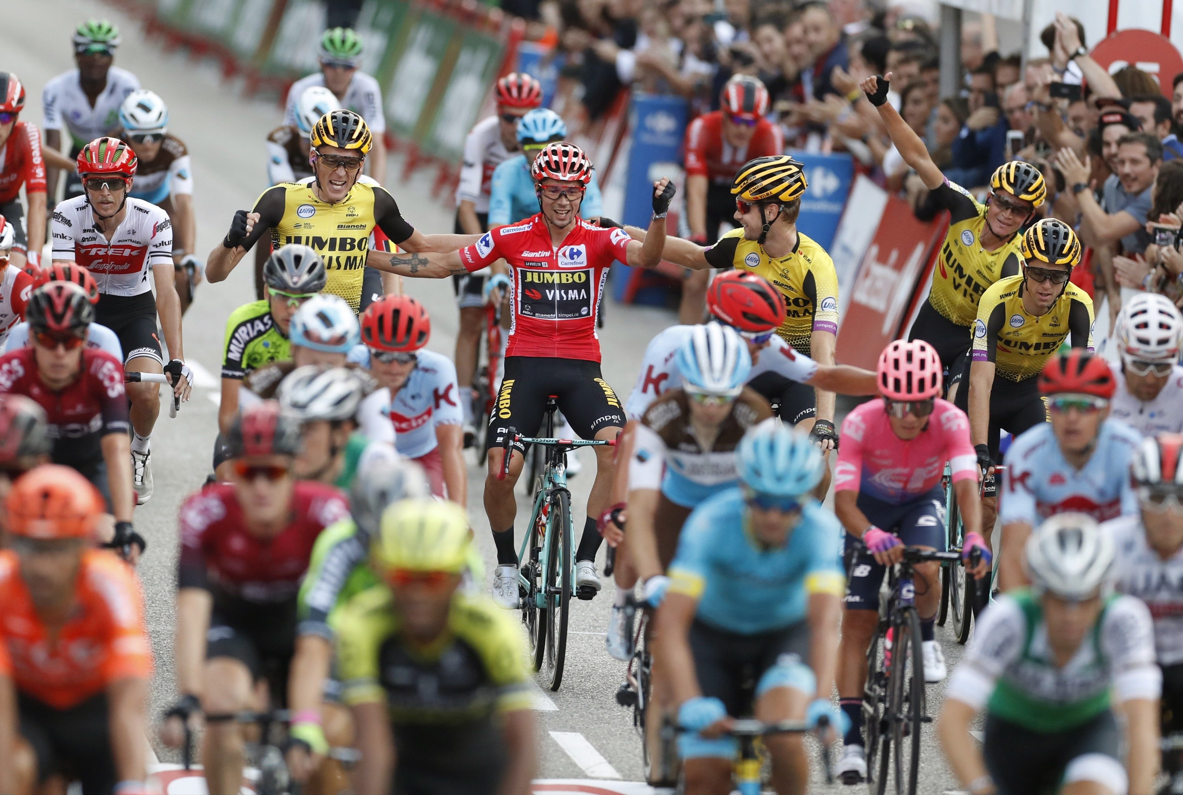 Roglic se corona en la Vuelta en el día de Jakobsen