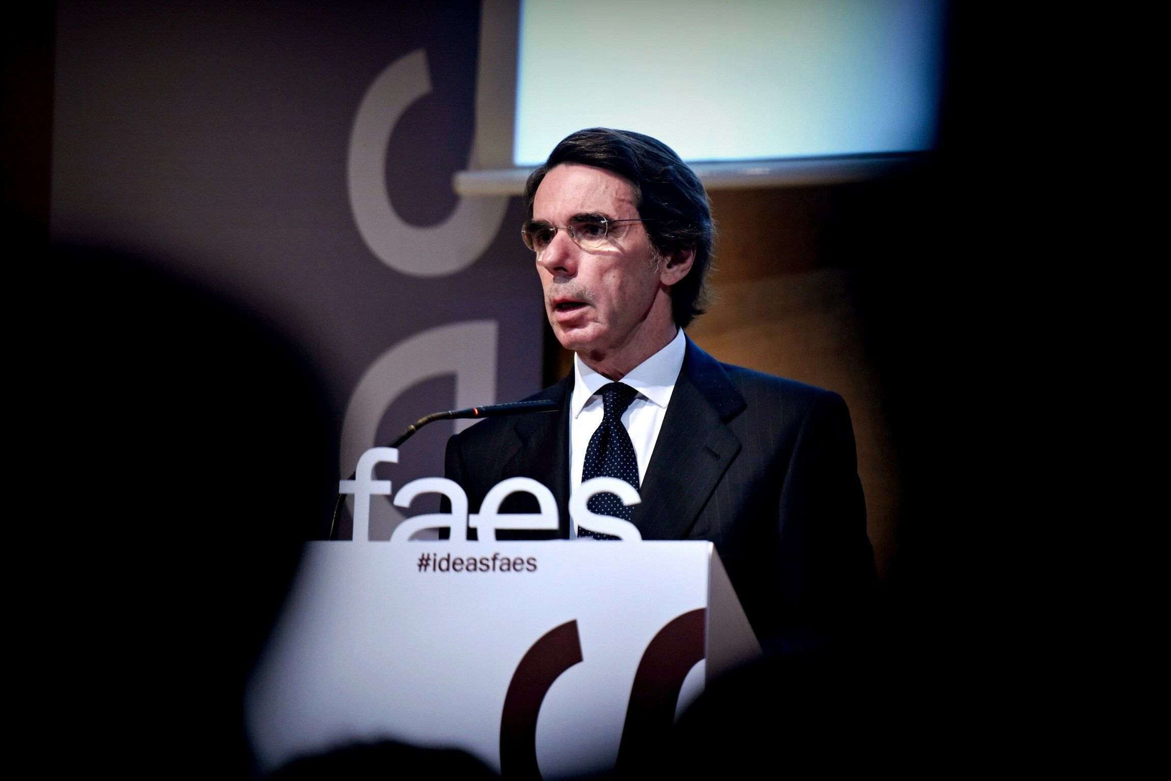 Aznar dice que seguirá trabajando por España pero desde la FAES Aznar dice que seguirá trabajando por España pero desde la FAES