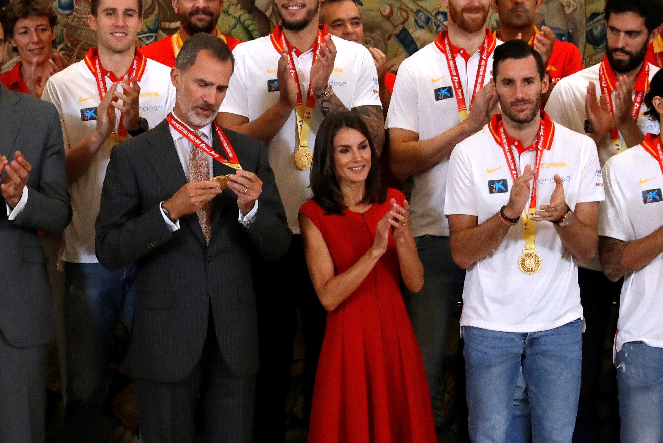 El rey Felipe también se cuelga la medalla de campeón del mundo de baloncesto: "Qué vergüenza"