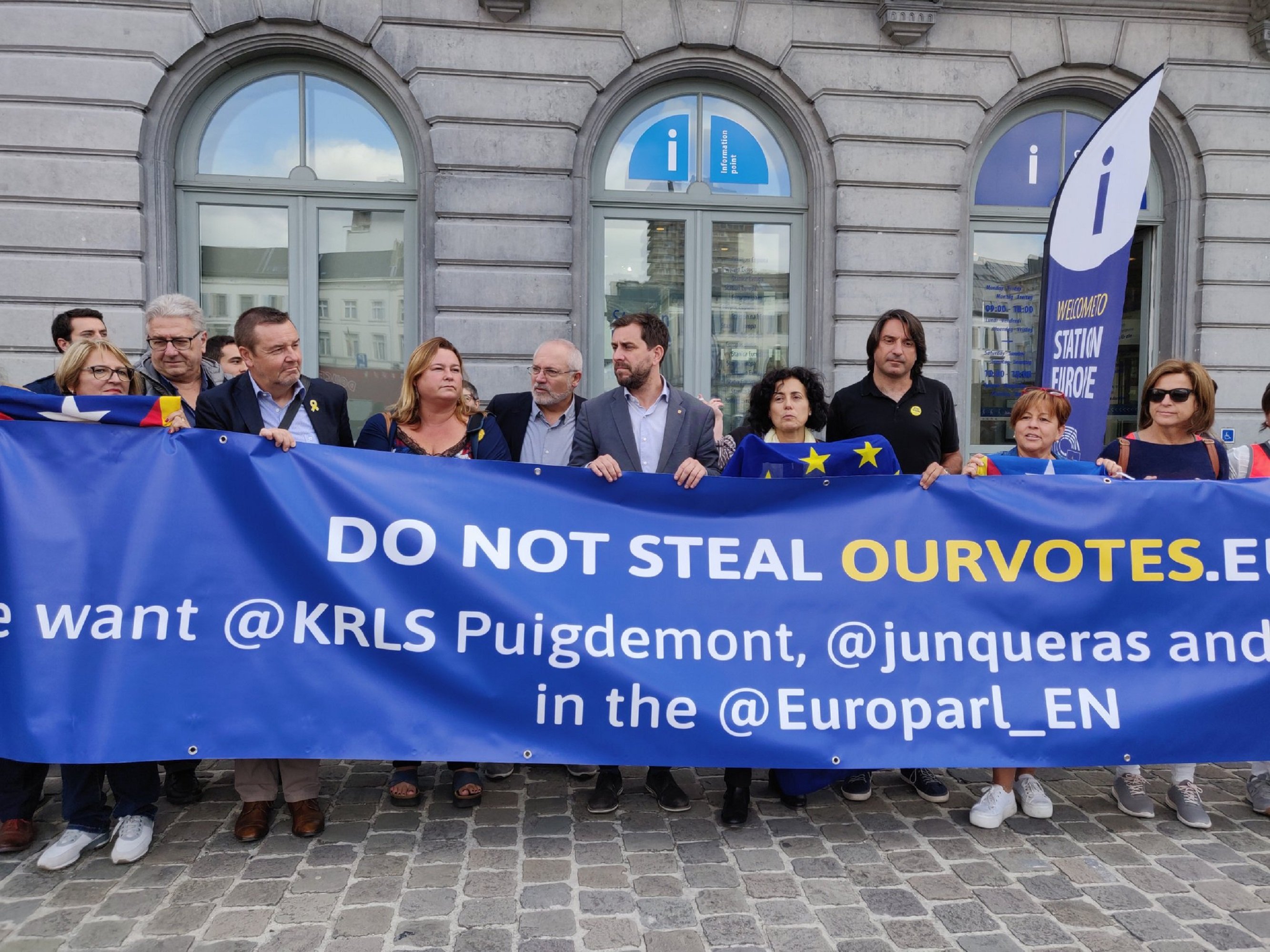 Primera protesta al Parlament Europeu per reclamar els drets dels eurodiputats electes