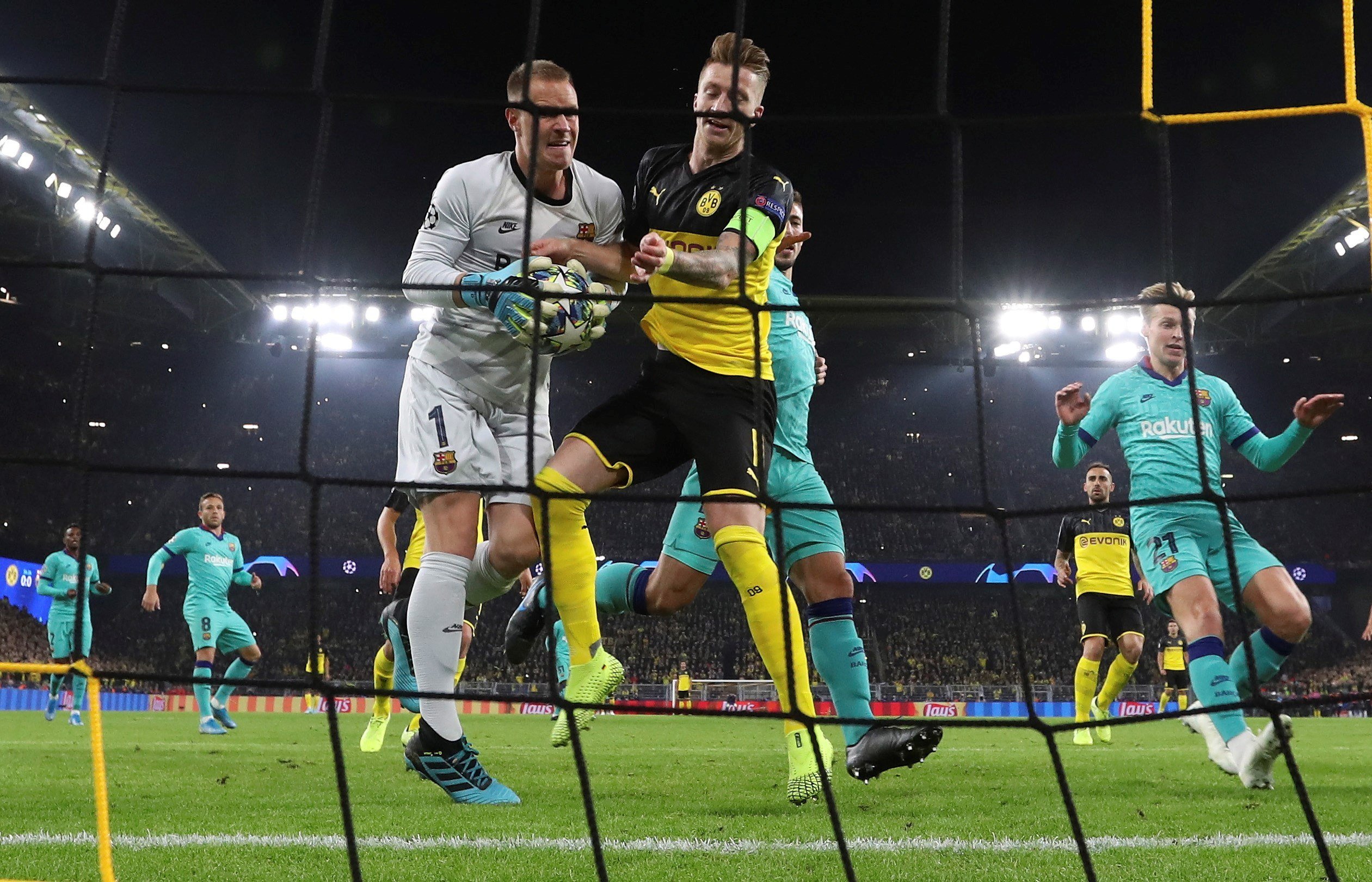 Ter Stegen regala un punt a Dortmund (0-0)
