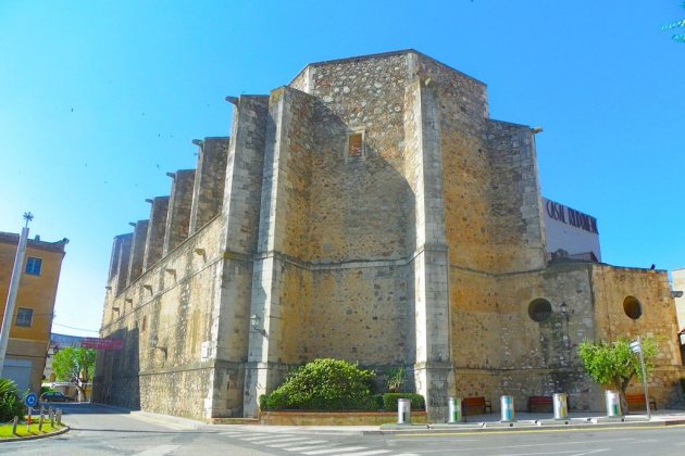 Plaza del Conde Arnau e iglesia de Sant Jaume de Riudoms Jordi Domènech panoramio wikipedia