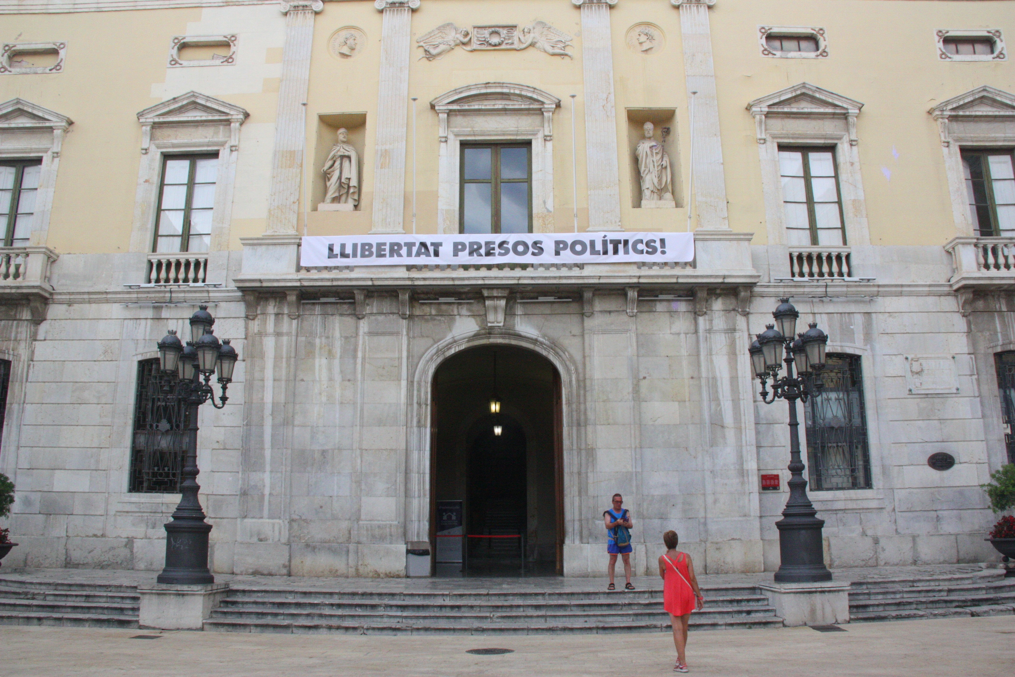 El PSC de Tarragona reclama una mayoría para mantener la pancarta de los presos políticos