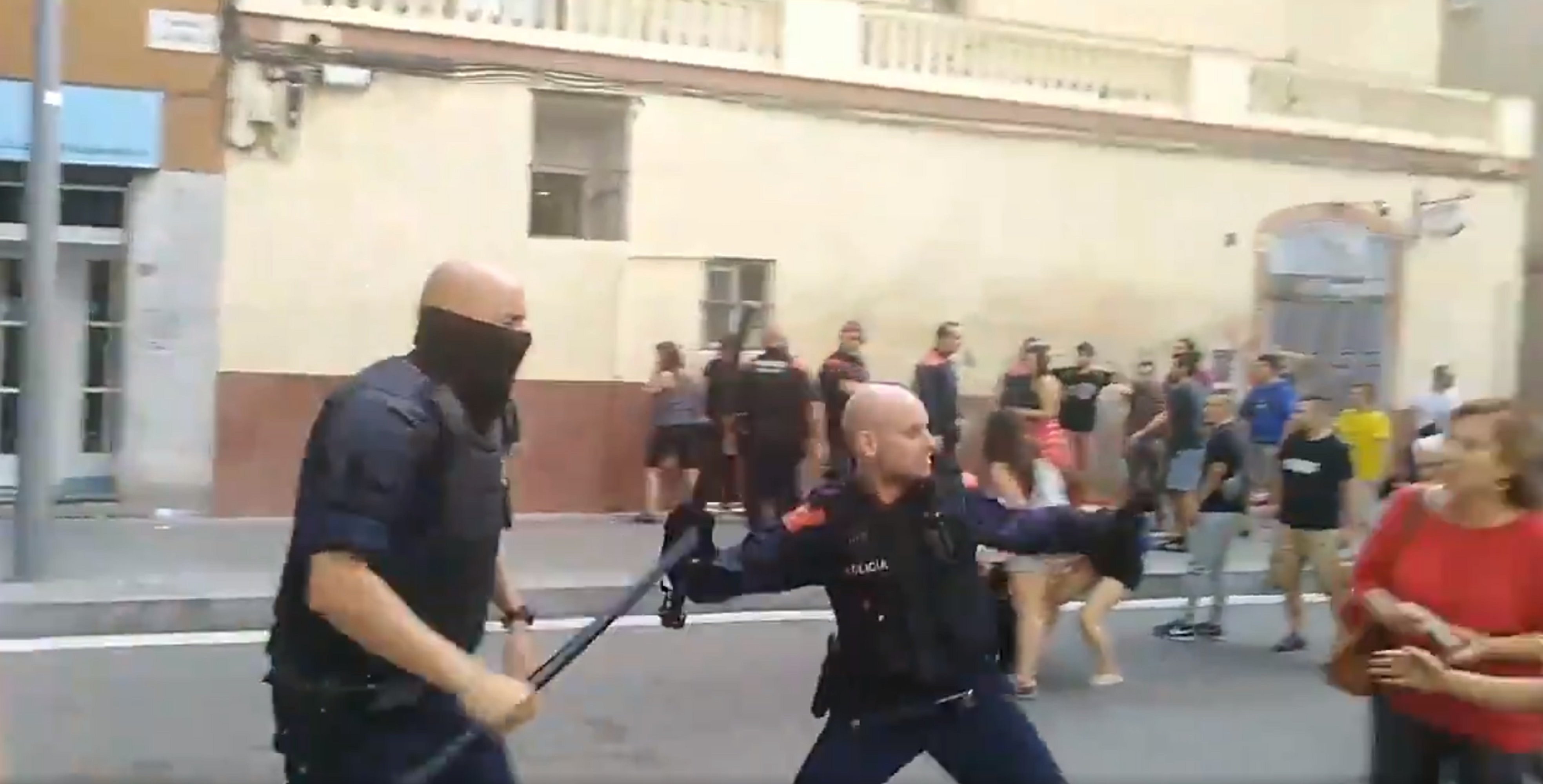 VÍDEO: Càrregues policials en un desnonament a Sants