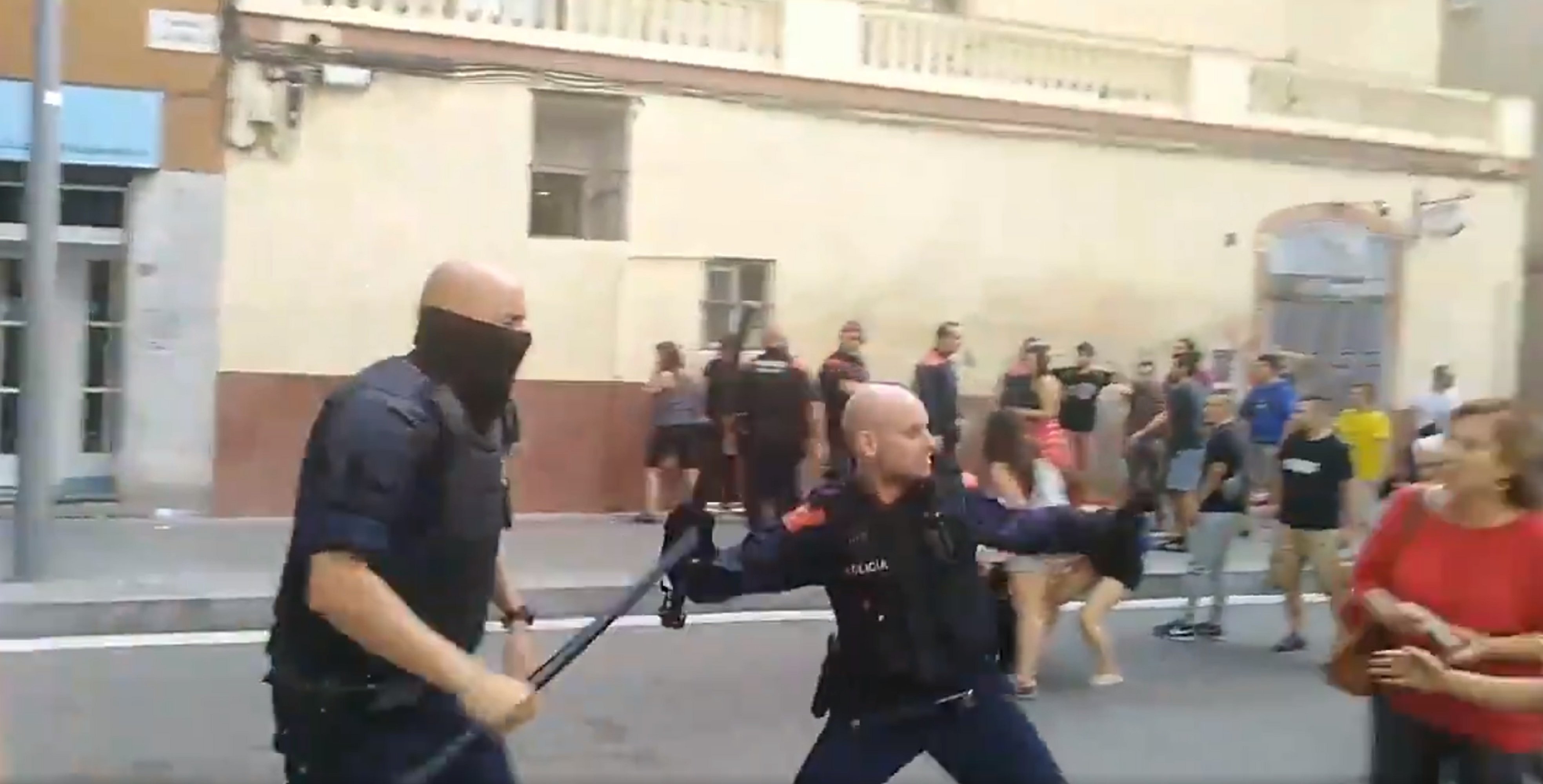 VÍDEO: Cargas policiales en un desahucio en Sants