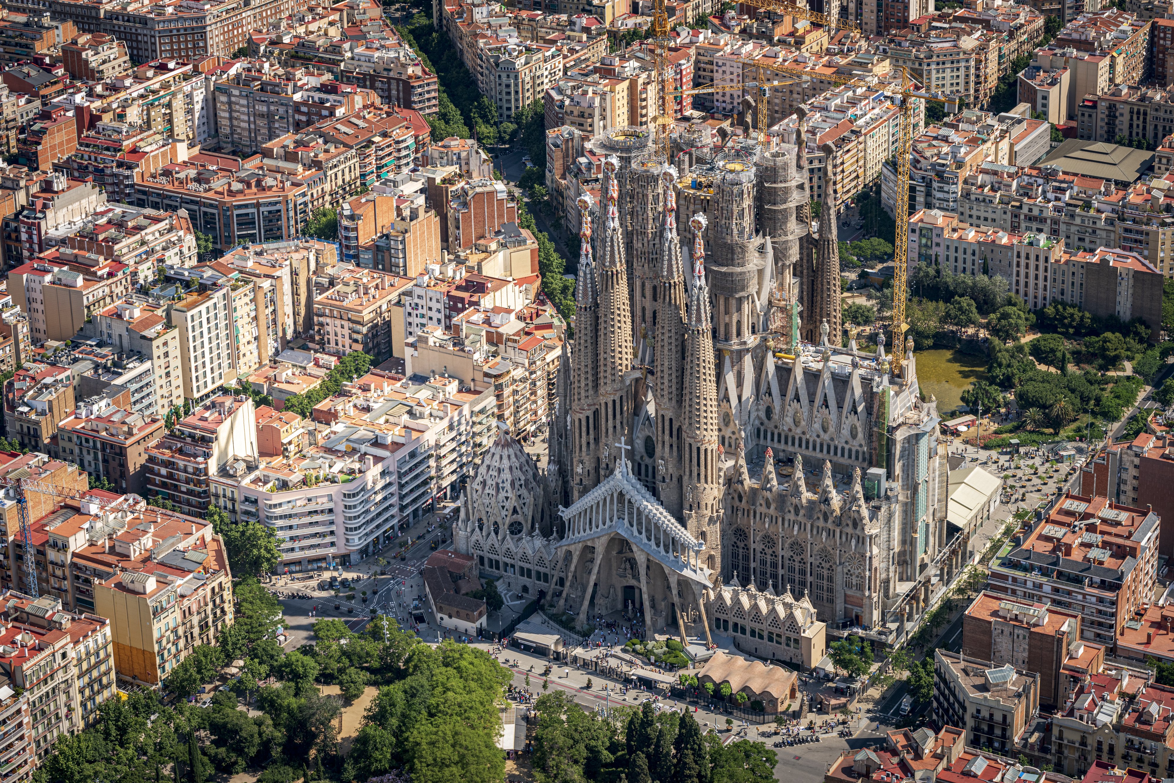 La Sagrada Família supera els 100 metres d'alçària amb les torres dels Evangelistes