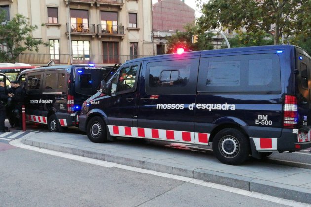 Desplegament policial manifestacio okupa Sants - Marc González
