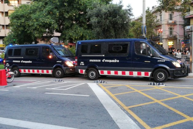 Desplegament policial manifestacio okupa Sants - Marc González