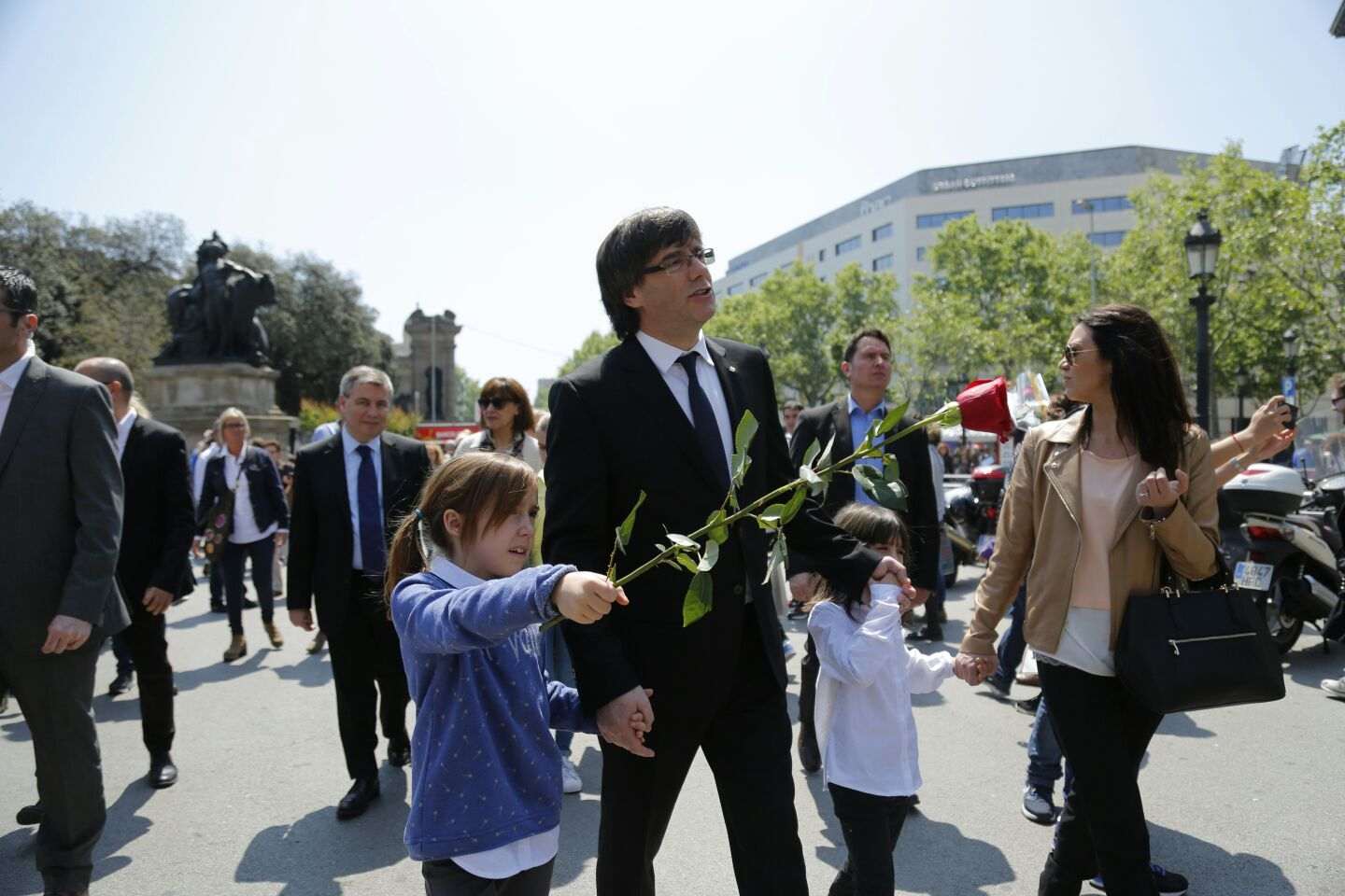 El llamamiento de Puigdemont contra dragones que atenazan marca la jornada política