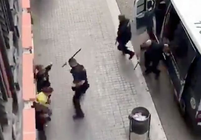 La dirección de los Mossos investiga la carga del desahucio de Sants