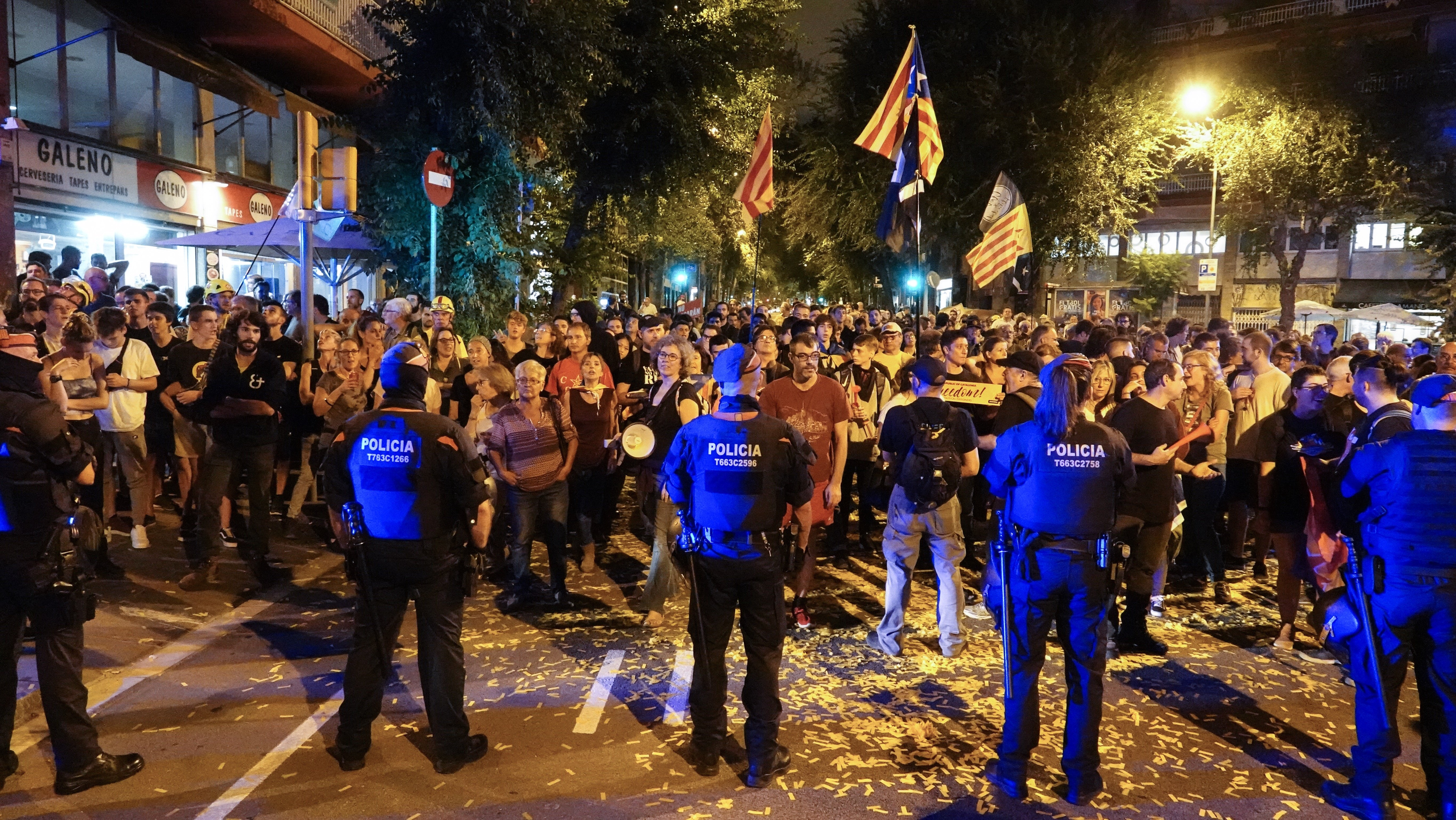 Tensión entre independentistas y españolistas ante el cuartel de Gràcia