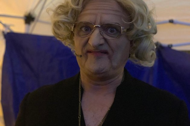 toni alba disfressa manuela carmena - marta lasalas