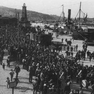 Embarcament de soldats catalans cap a la Guerra de Melilla. Font Universitat de Barcelona Embarcament de soldats catalans cap a la Guerra de Melilla. Font Universitat de Barcelona
