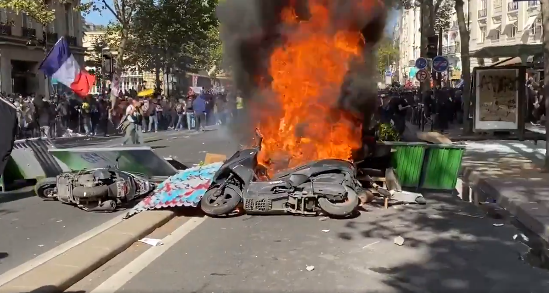 VÍDEO | Tensió extrema a París en una nova protesta dels 'armilles grogues'