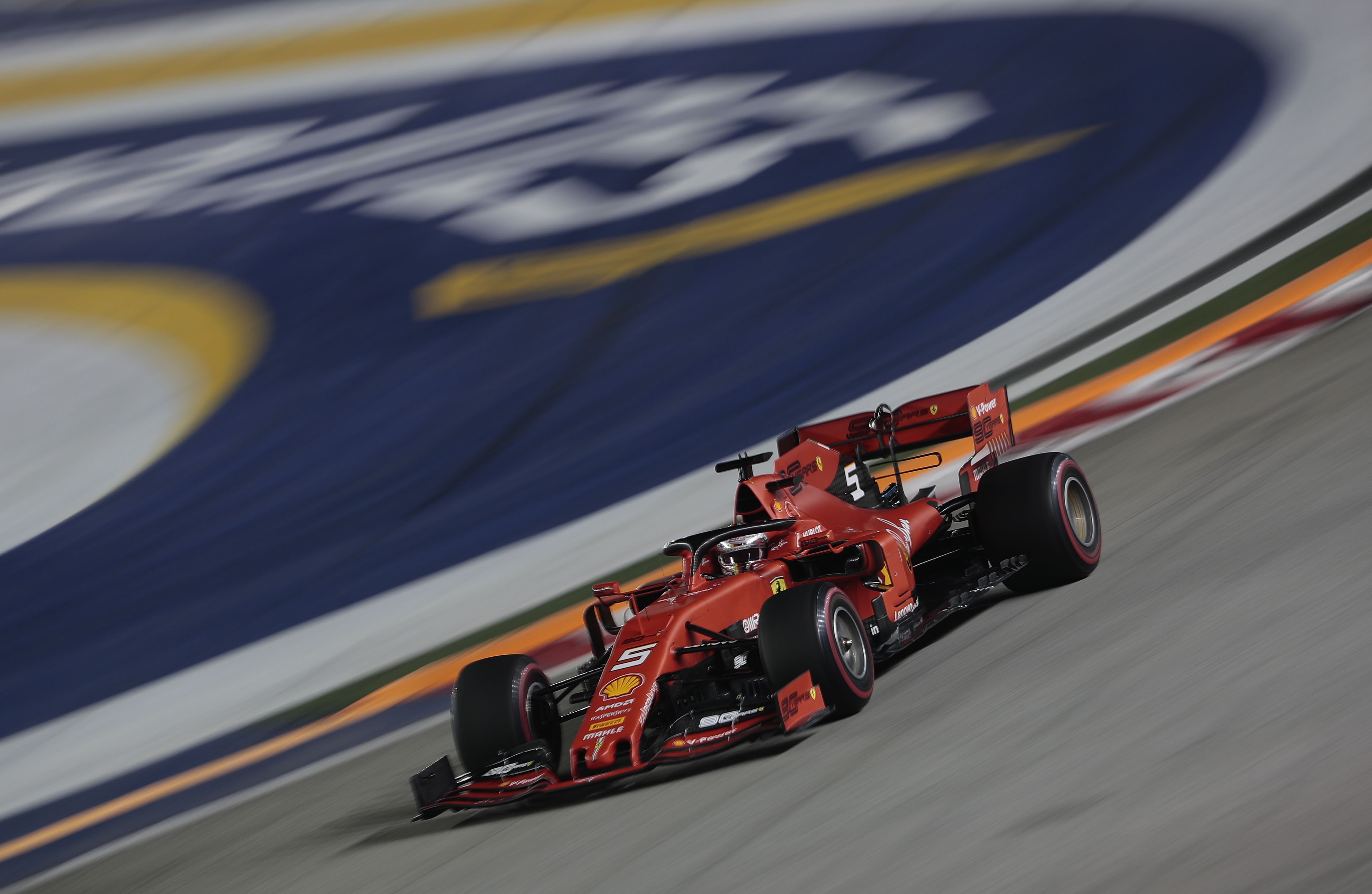 Vettel guanya a Singapur i torna a somriure un any després