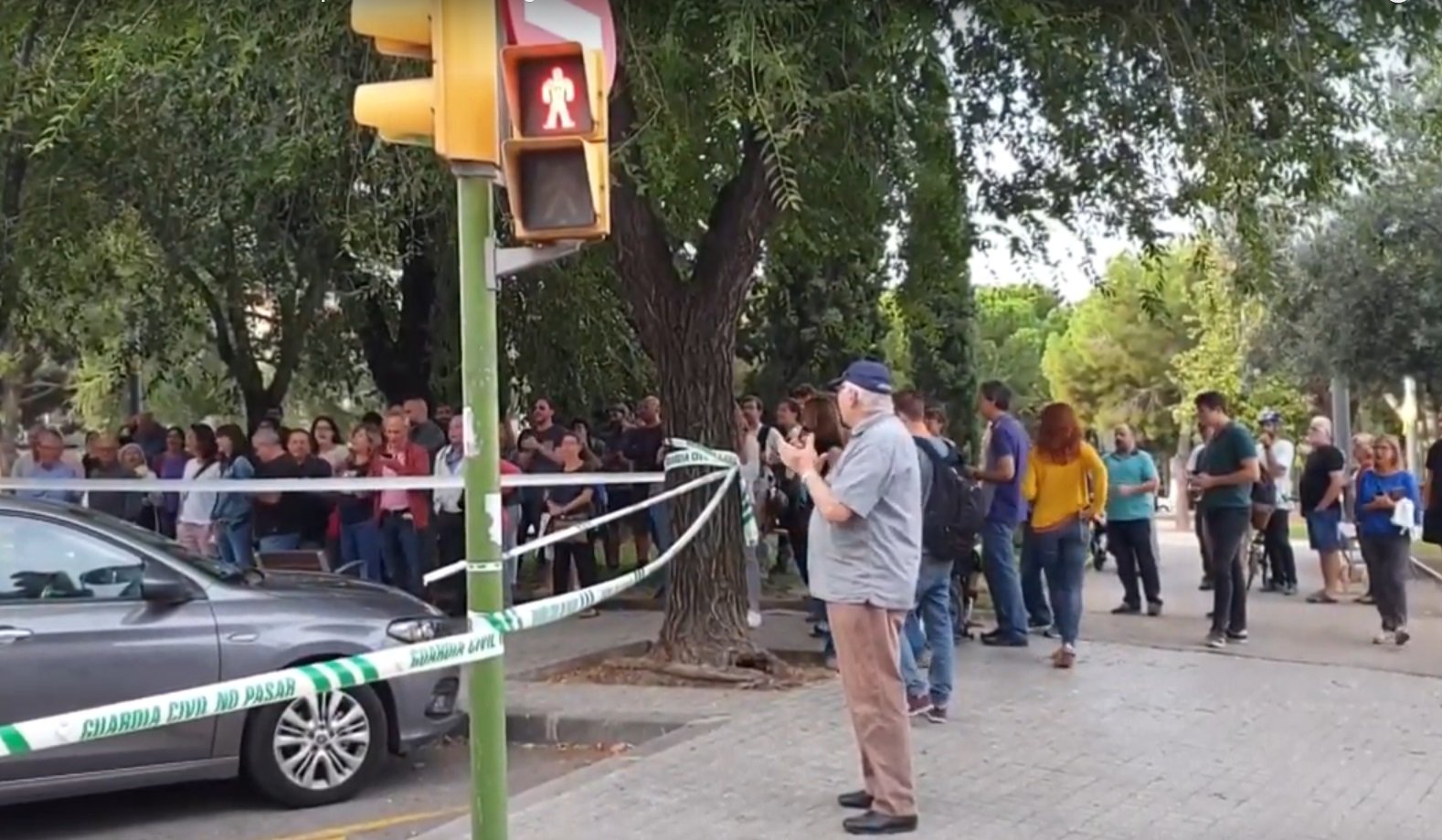 VÍDEO | Crits de llibertat davant el domicili d'un dels detinguts de Sabadell