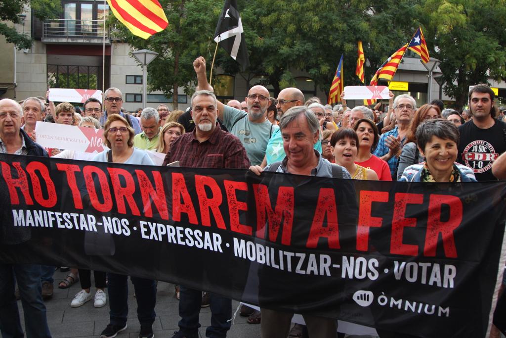 Thousands demonstrate around Catalonia after independence activists arrested