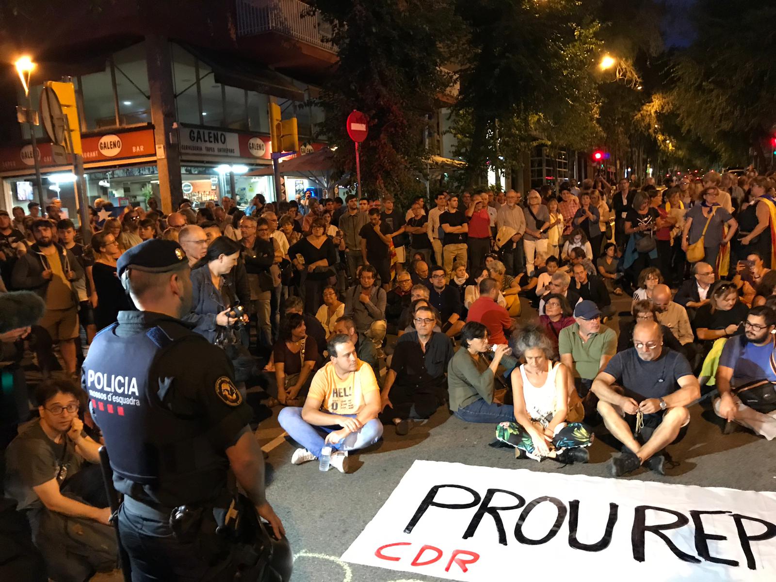 Centenares de personas se manifiestan ante el cuartel de la Guardia Civil en Travessera de Gràcia