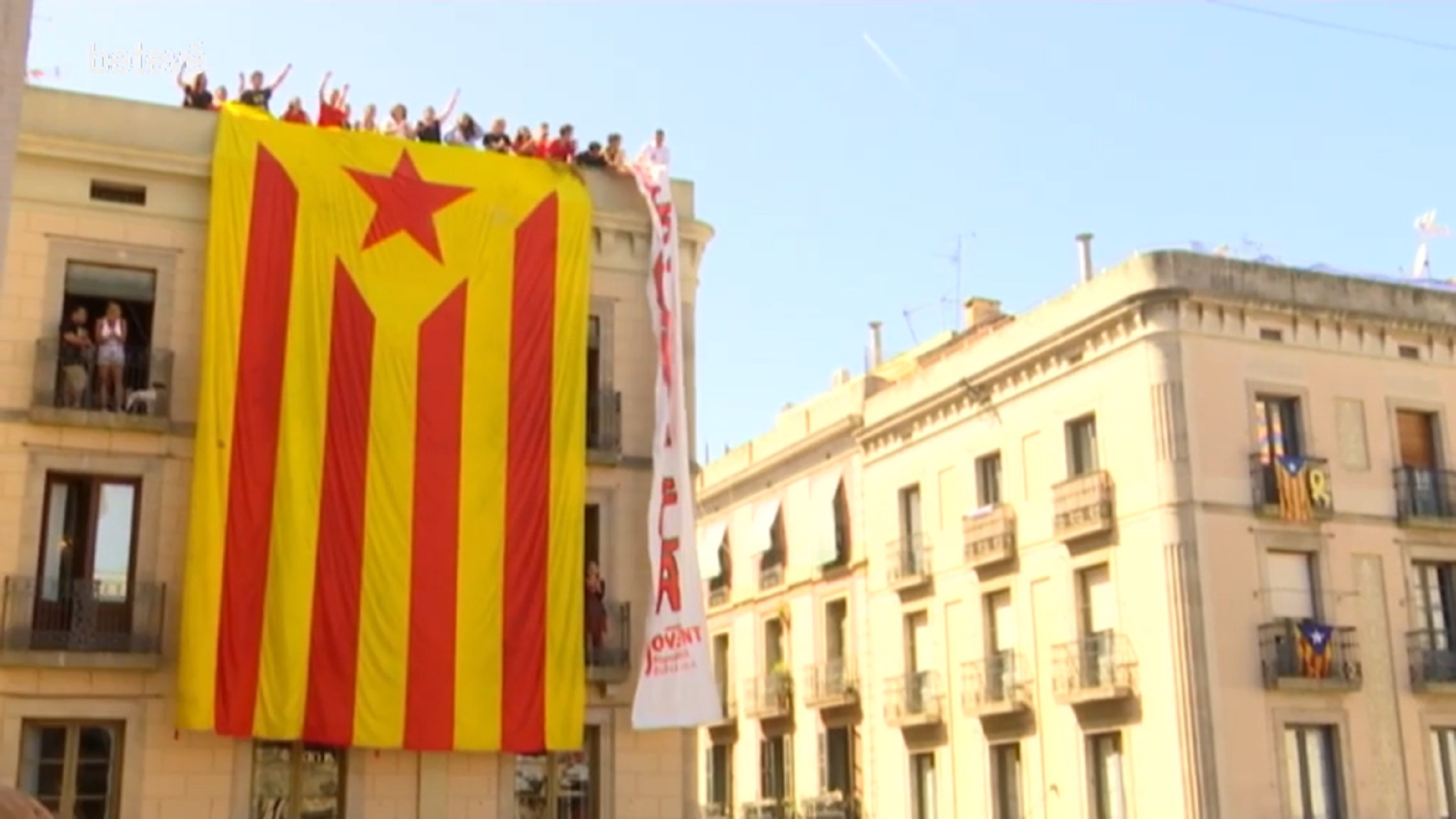 Una estelada gigante irrumpe en la festividad castellera de la Mercè