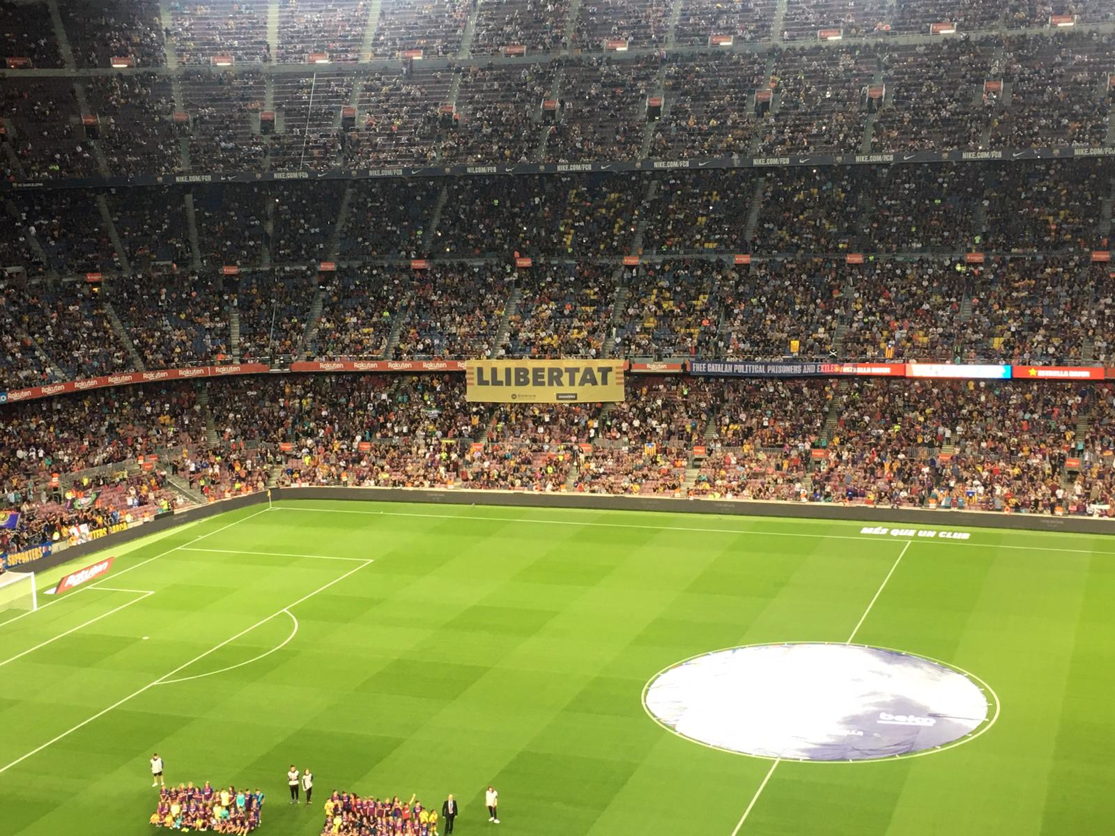 El Camp Nou alza la voz antes de la sentencia: "Libertad"