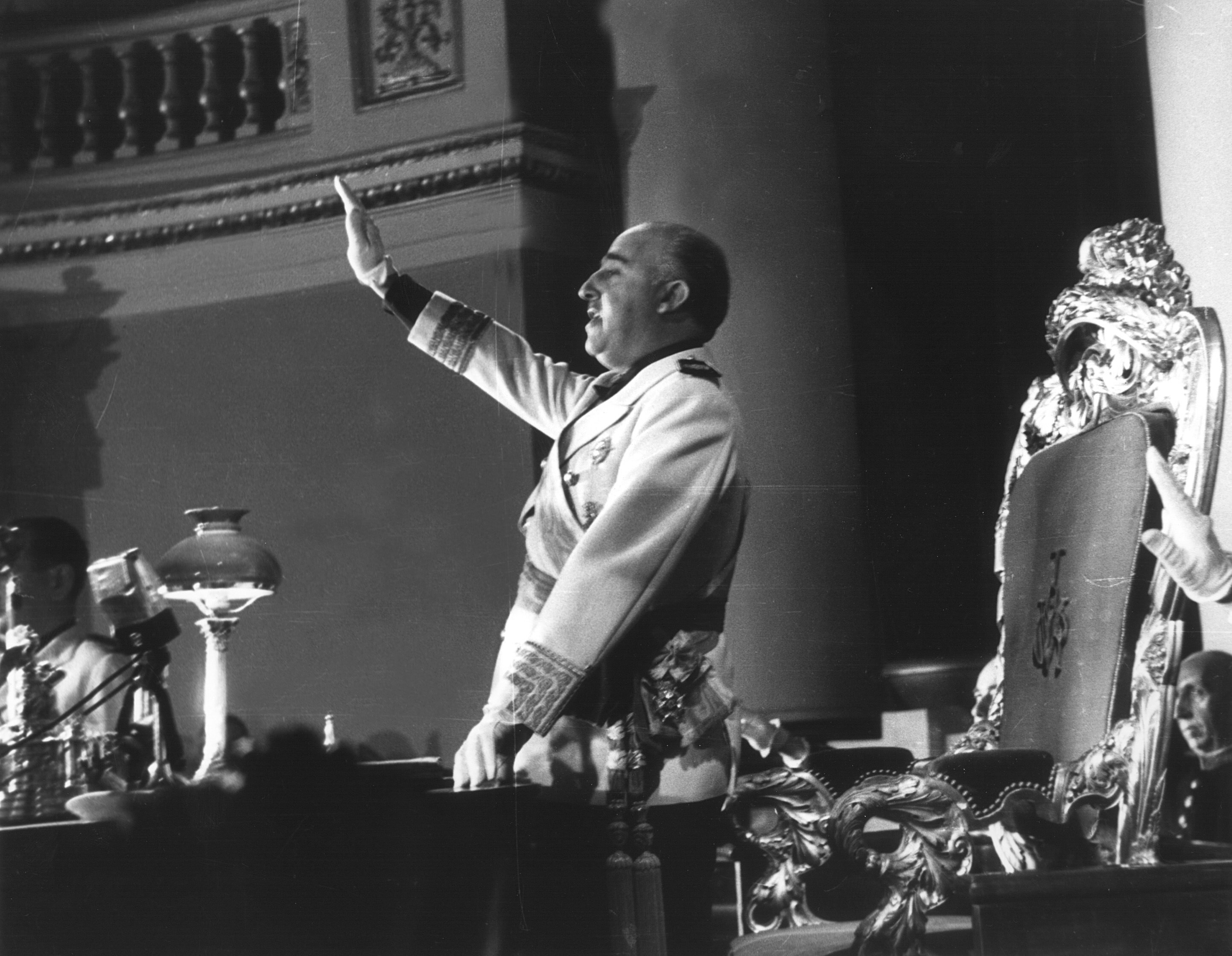 Los socios del Barça acuerdan retirar las distinciones honoríficas a Franco