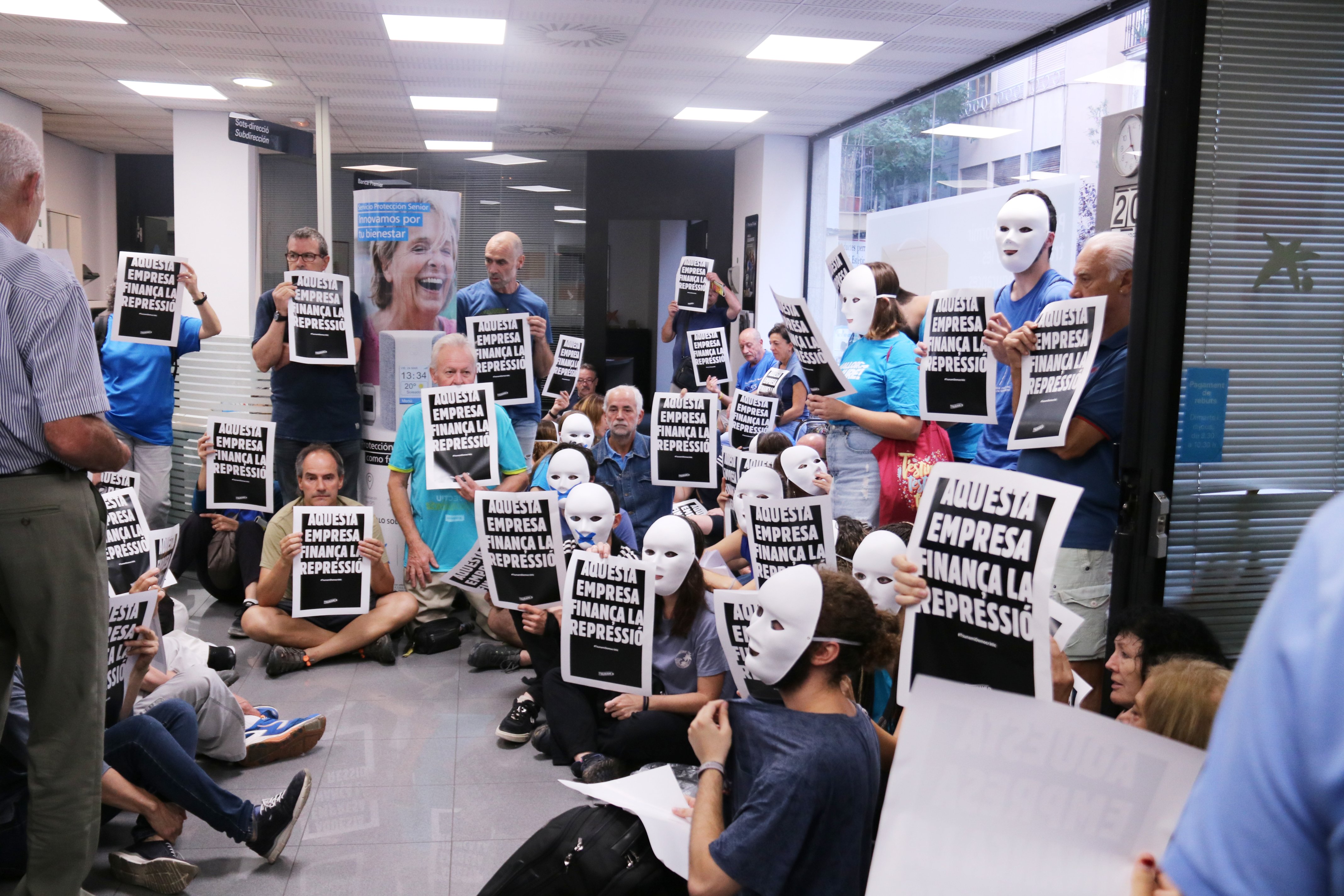 Activistas de Tsunami Democràtic ocupan una oficina de CaixaBank en Barcelona