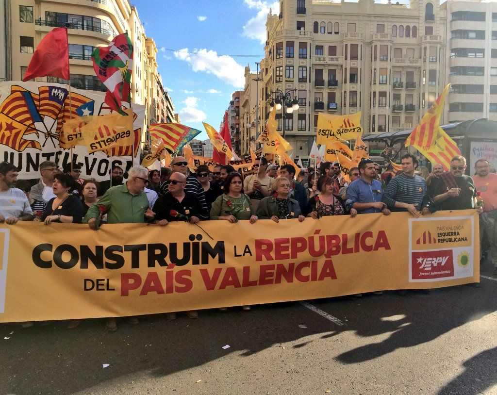 Miles de personas se manifiestan en Valencia bajo el lema "Fem País Valencià"