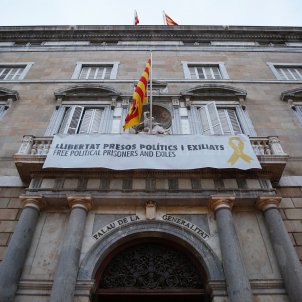 Façana Generalitat Pancarta Llibertat Presos i exiliats llaç groc - Sergi Alcàzar