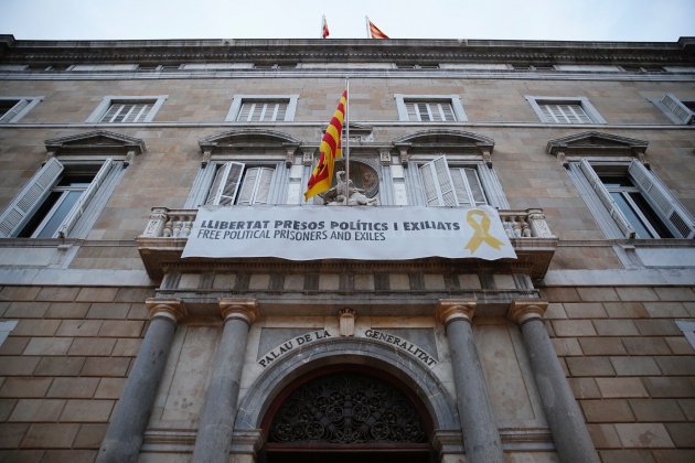 Fachada Generalitat Pancarta Libertad Presos y exiliados lazo amarillo - Sergi Alcàzar