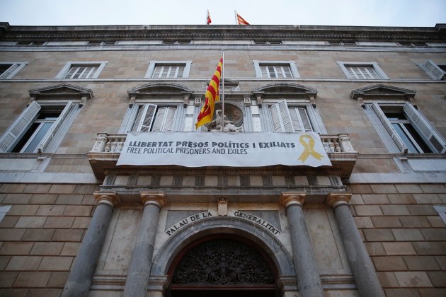 Façana Generalitat Pancarta Llibertat Presos i exiliats llaç groc - Sergi Alcàzar