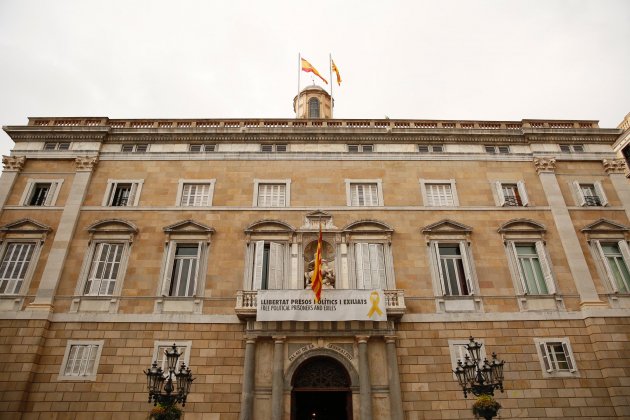 Fachada Generalitat Pancarta Libertad Presos y exiliados lazo amarillo - Sergi Alcàzar